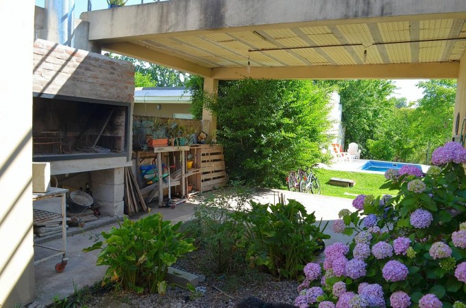 Casa en venta cuatro ambientes con piscina Escobar