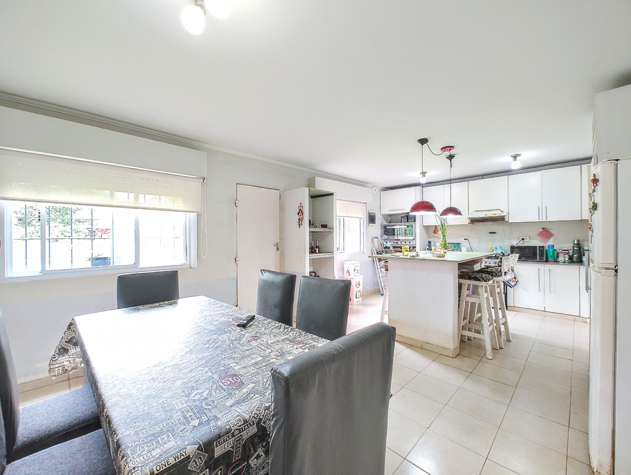 Casa 5 ambientes con piscina a metros de ruta 26. Zona de casas quinta.