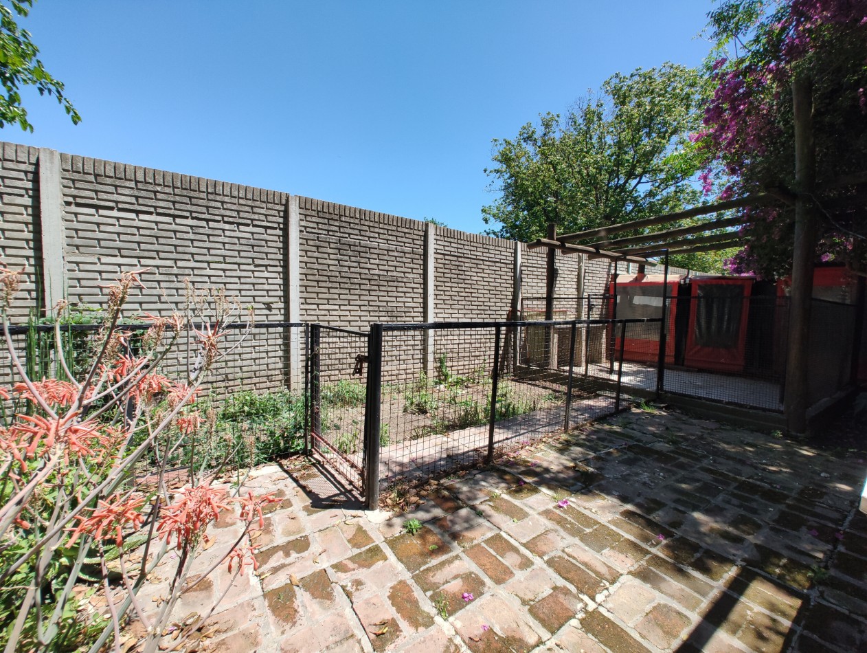 Casa 5 ambientes con piscina a metros de ruta 26. Zona de casas quinta.
