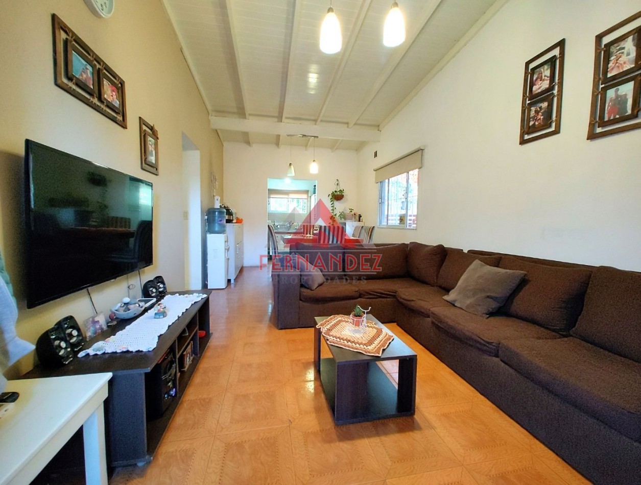 Casa cuatro ambientes con piscina
