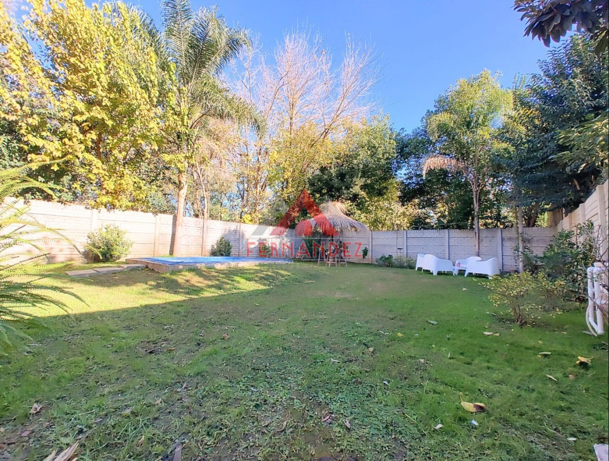 Casa cuatro ambientes con piscina